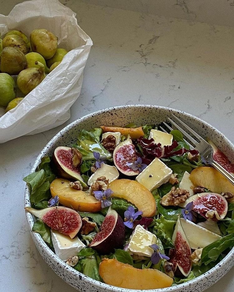 Salade figues, pêches et brie